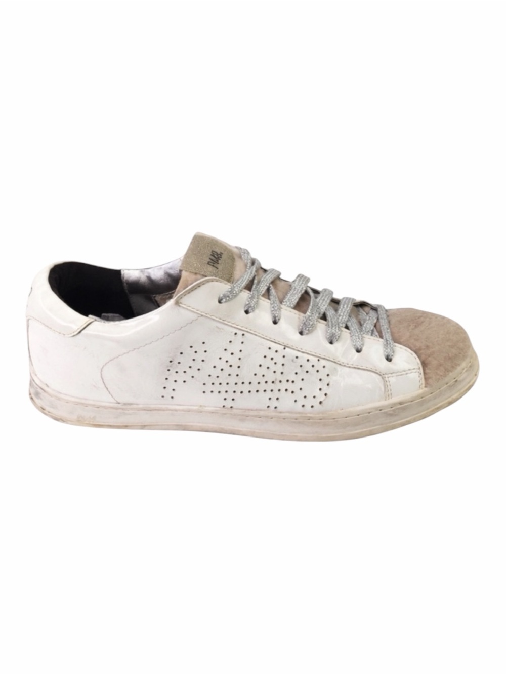 P448 – Distressed White Leather Low Top Sneakers – Silver Detail – Sz. 38